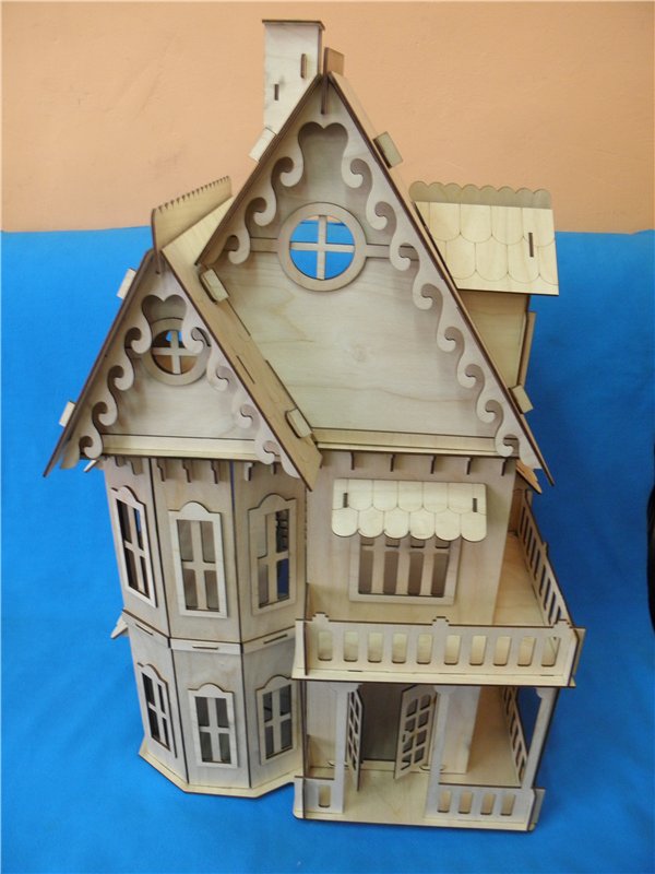 Victorian Wooden Dollhouse Model – A Classic Craftsmanship